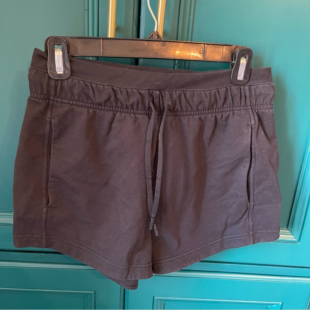 Lululemon Black Athletic Short Sz 6 Workout - Picture 1 of 3